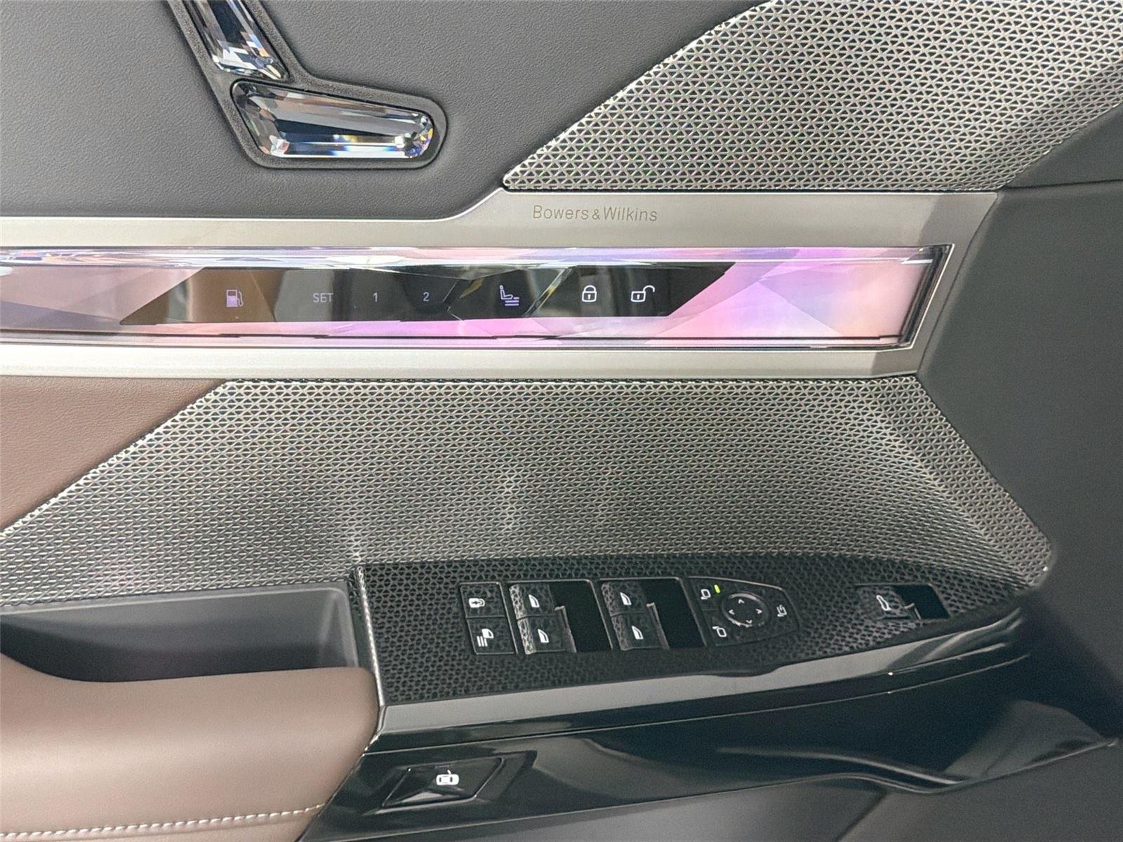 New 2026 Oxide Grey Metallic BMW 750e xDrive image 16