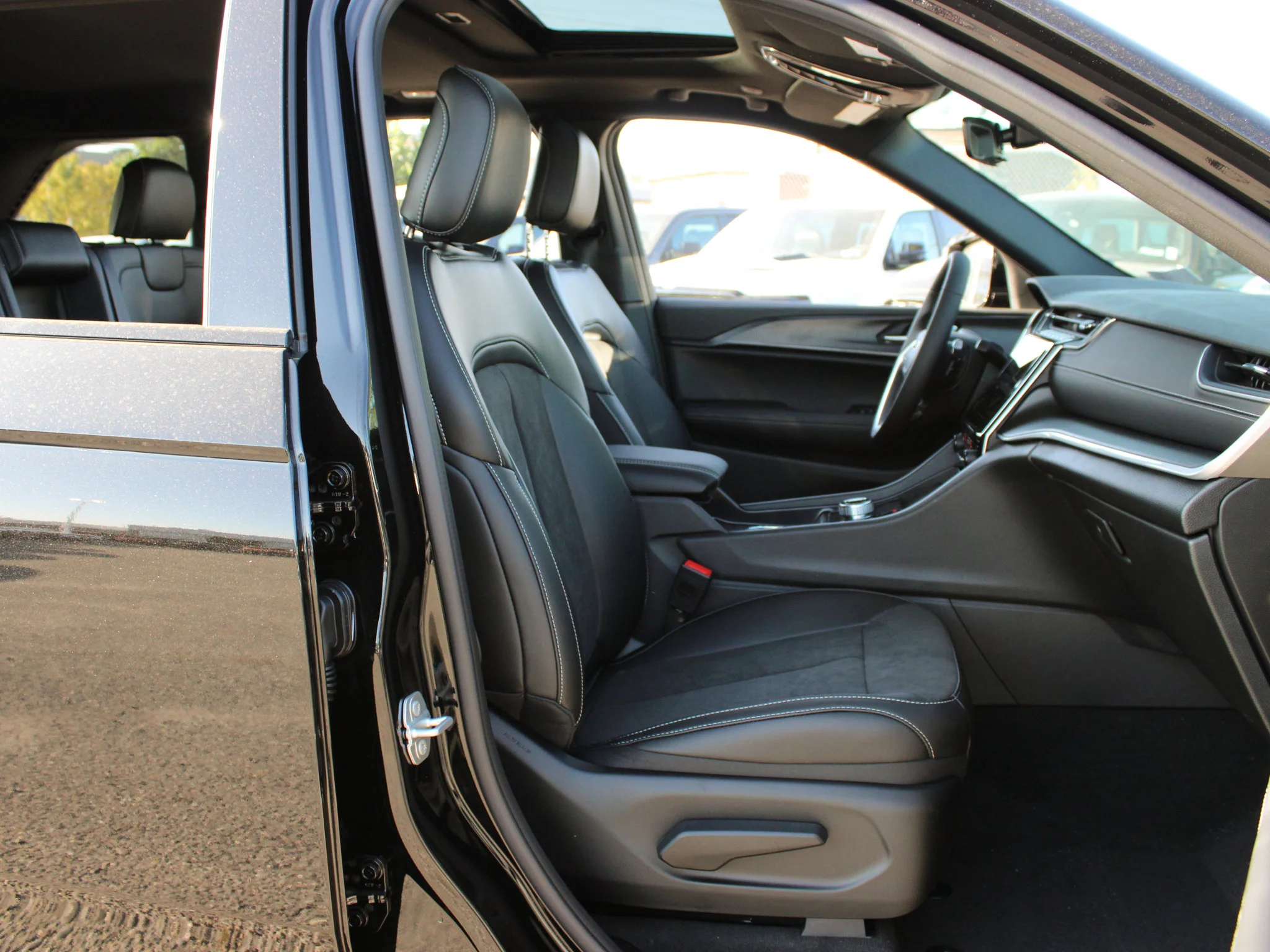 New 2025 Black Jeep Altitude* 4x4, Sunroof, Trailer Tow Pkg, Heated Leather image 14