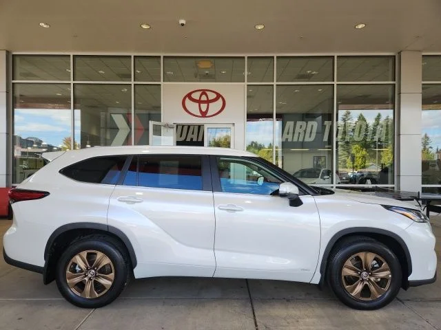 Used 2023 Beige Toyota Bronze Edition image 4
