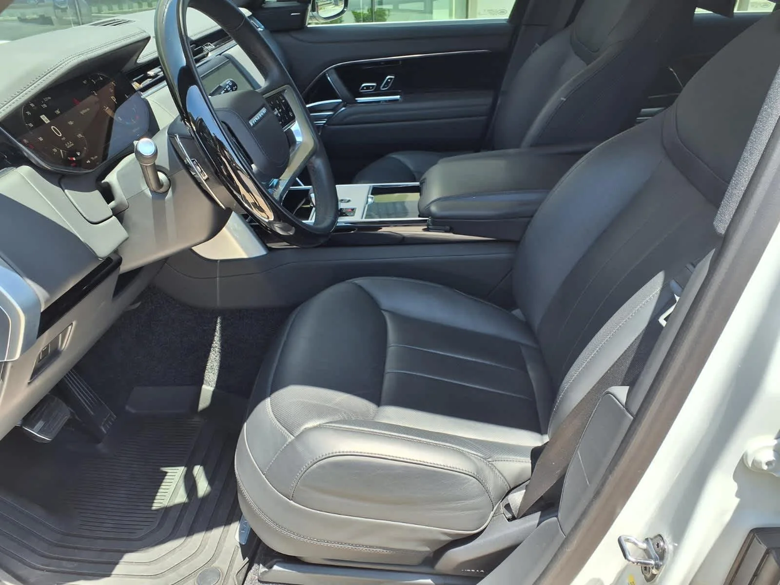 Certified Used 2025 Fuji White Land Rover SE image 11