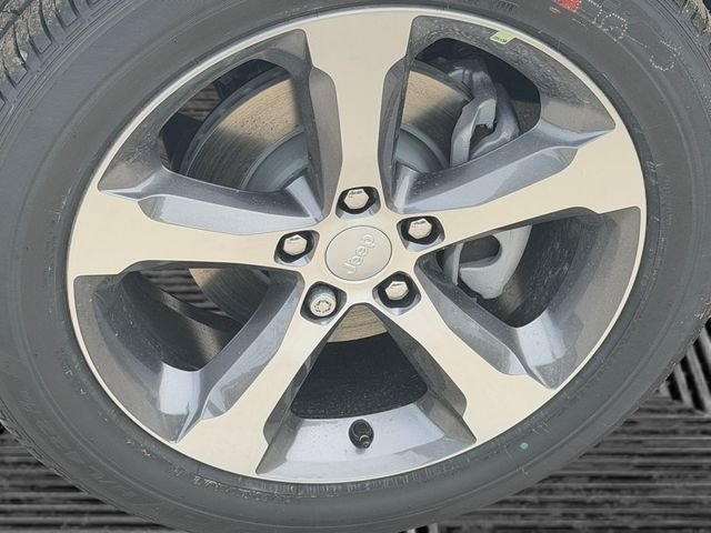 New 2026 Bright White Clear-Coat Exterior Paint Jeep Limited image 9