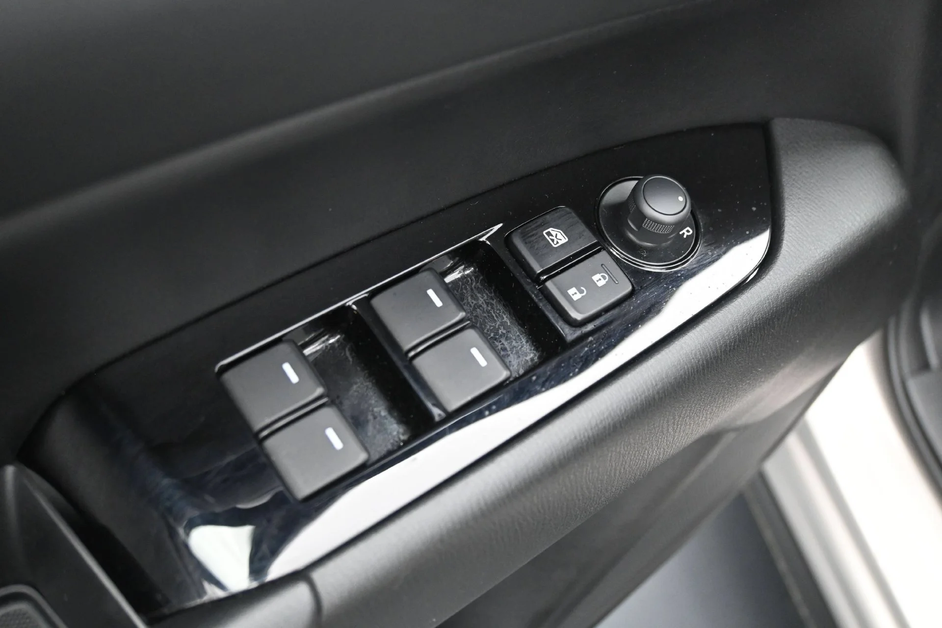 Used 2025 Platinum Quartz Metallic Mazda 2.5 S Preferred Package image 19