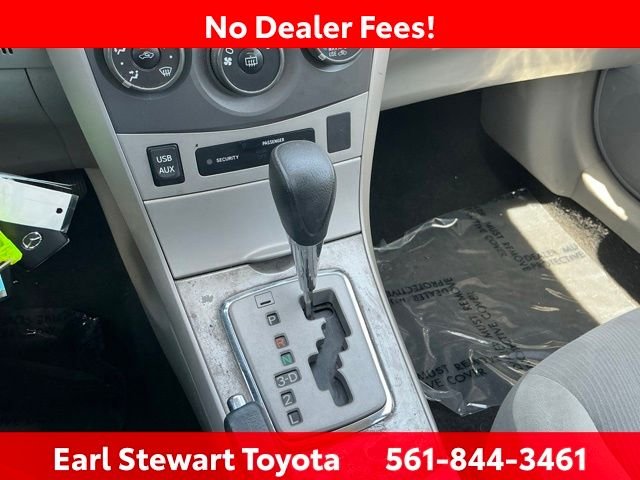 Used 2013 Silver Toyota LE image 26