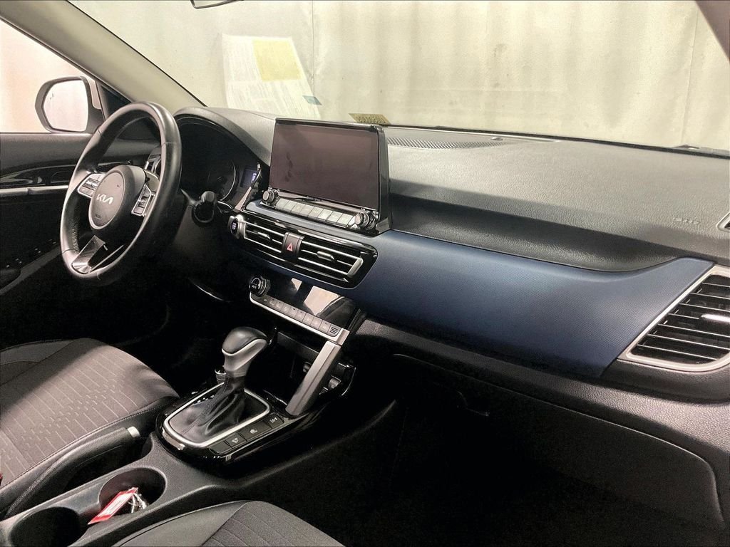 Used 2023 White Kia S image 14