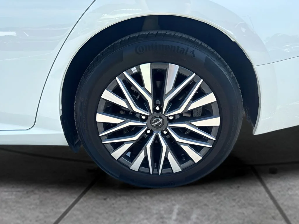 Used 2025 White Nissan 2.5 SV image 25