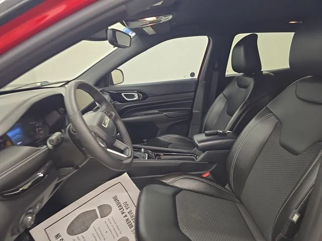 Used 2023 Redline Pearlcoat Jeep Latitude image 19