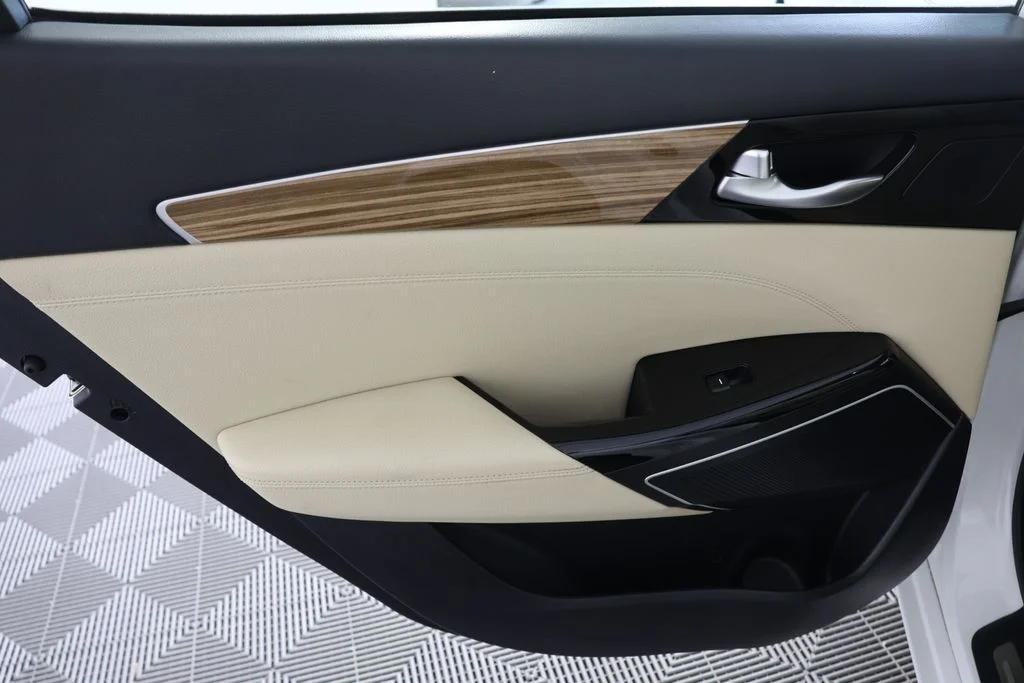 Used 2019 White Kia Technology image 27