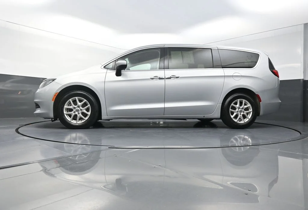 Used 2022 Silver Chrysler LX image 26