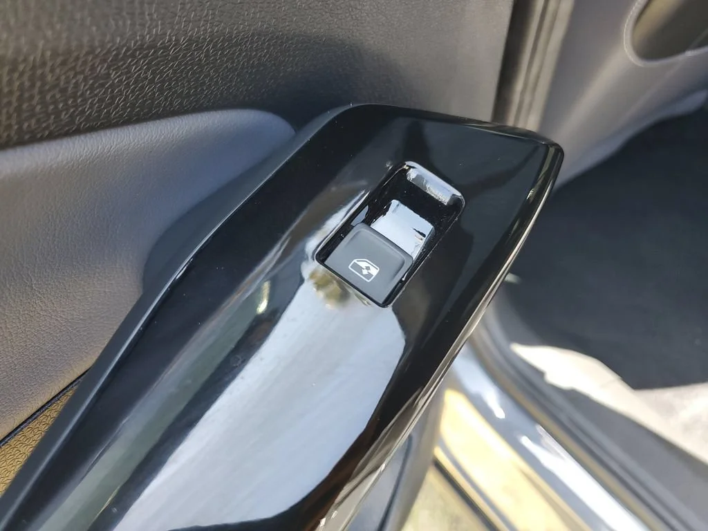Used 2023  Volkswagen S image 17