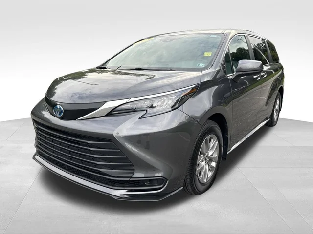2025 Toyota Sienna LE