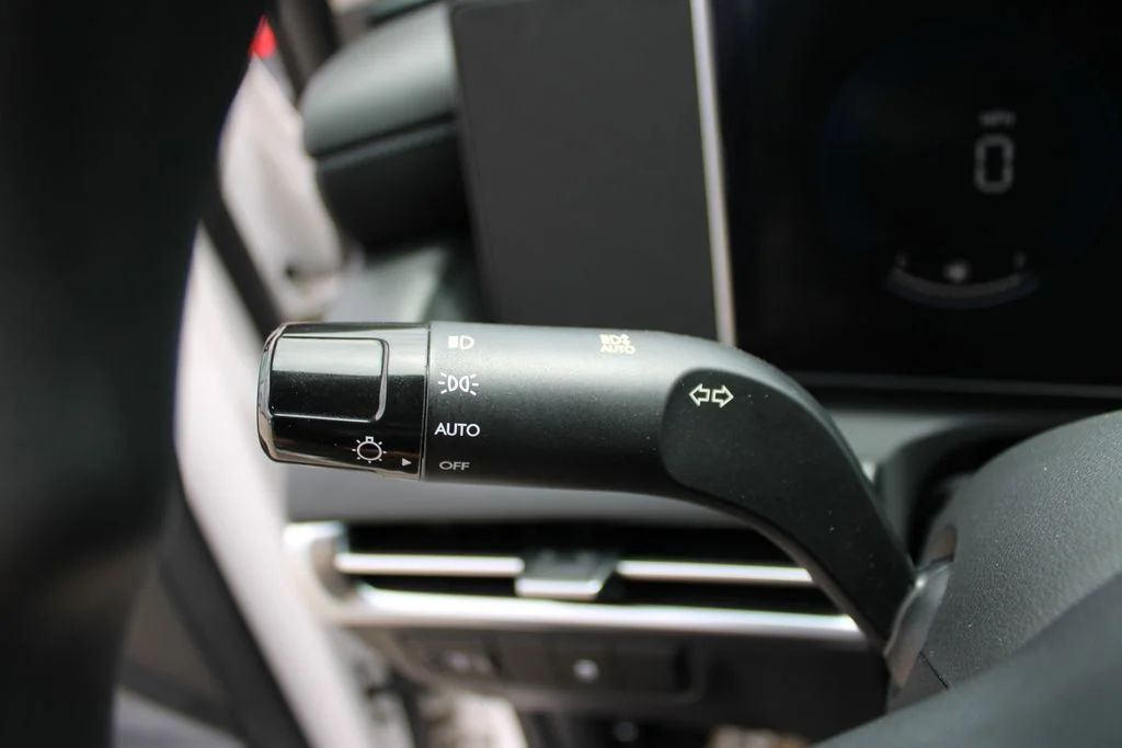 Used 2025 White Hyundai SE image 4