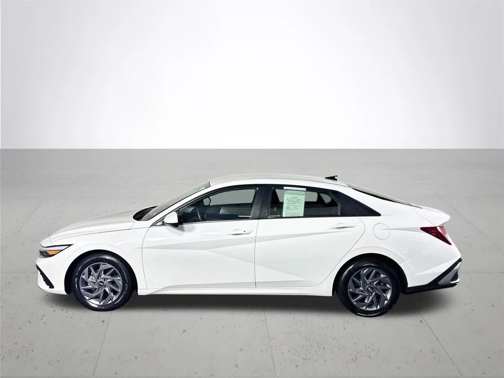 Used 2024 White Hyundai SEL image 9
