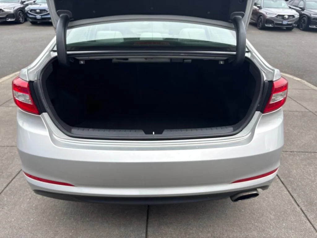 Used 2016 Silver Hyundai SE image 29