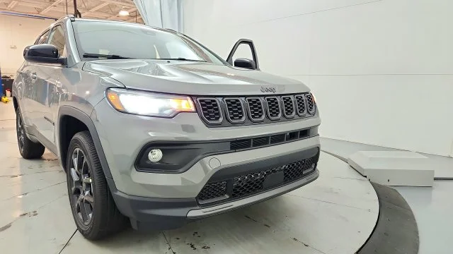 New 2027 Sting-Gray Clear-Coat Paint Jeep Latitude image 25