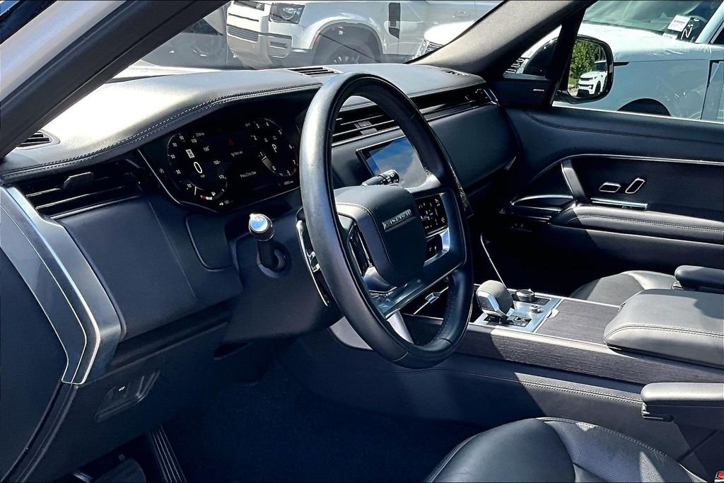 Used 2023 White Land Rover SE image 11