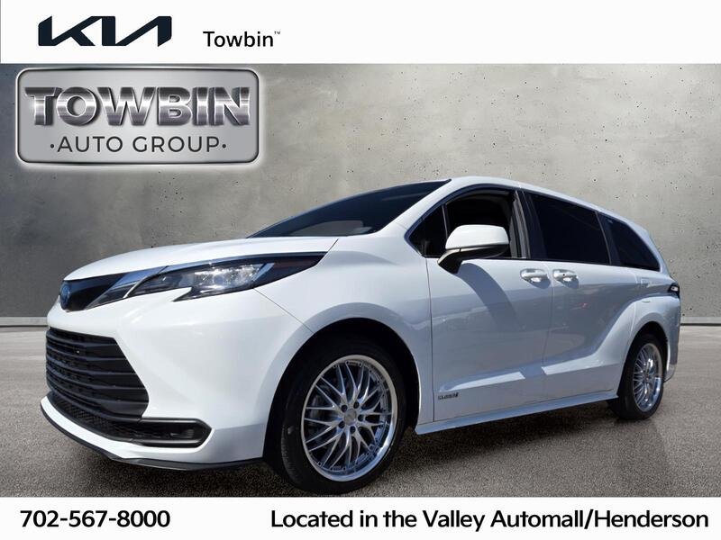 2021 Toyota Sienna LE 8-Passenger Hybrid FWD's photo