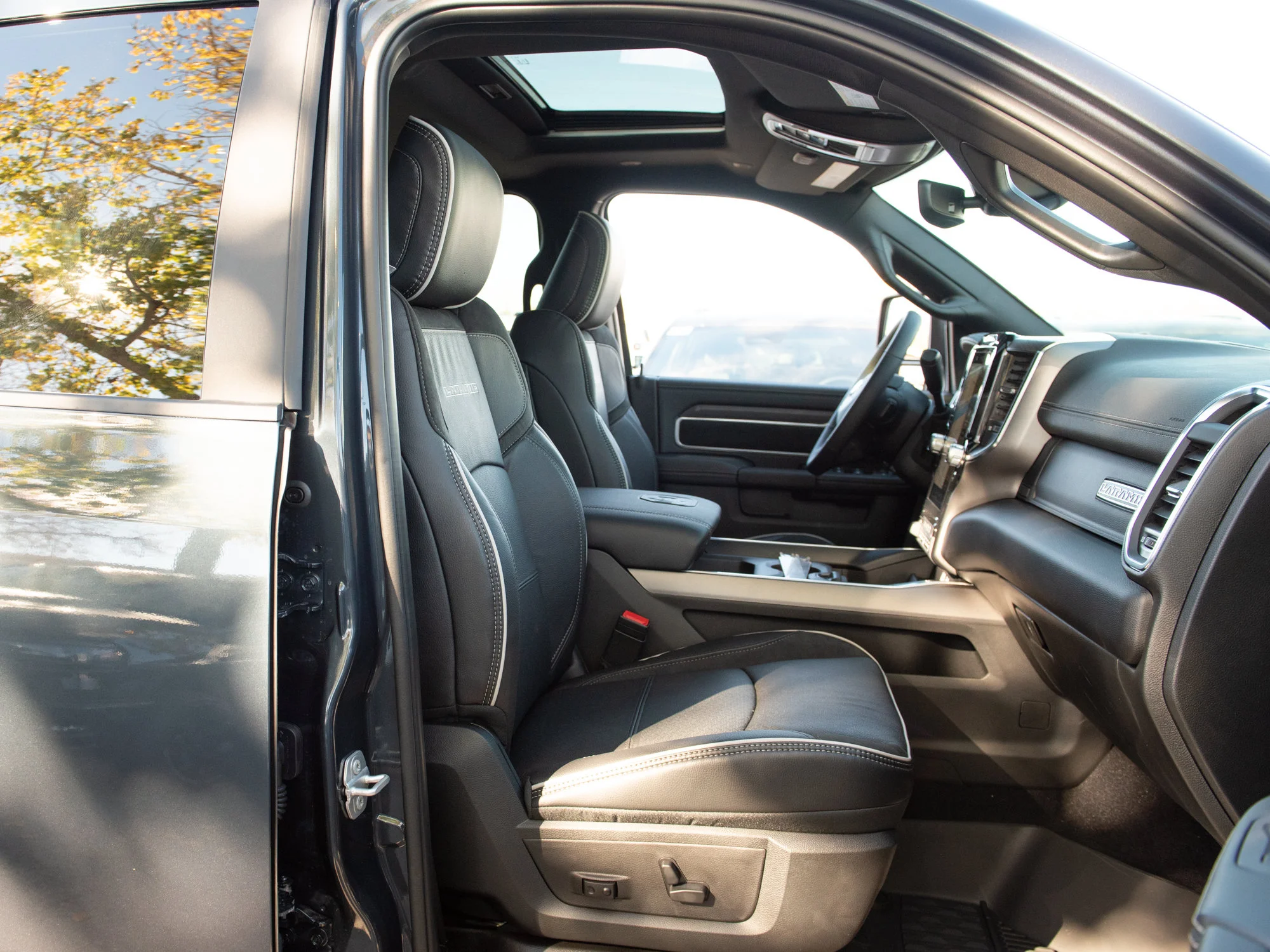 New 2027 Blue RAM Laramie Night* Mega Cab 4x4, Sunroof, Heated Leather, 5th Wheel Prep image 25