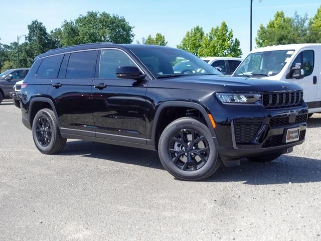 New 2026 Diamond Black Crystal Pearl-Coat Exterior Paint Jeep Altitude image 5