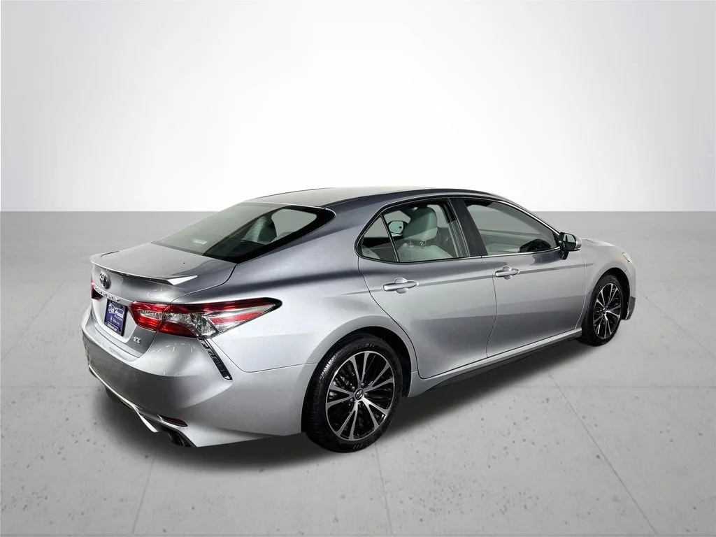 Used 2018 Silver Toyota SE image 6