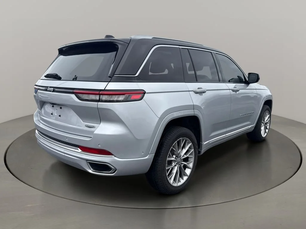 Used 2022 Silver Jeep Summit image 7