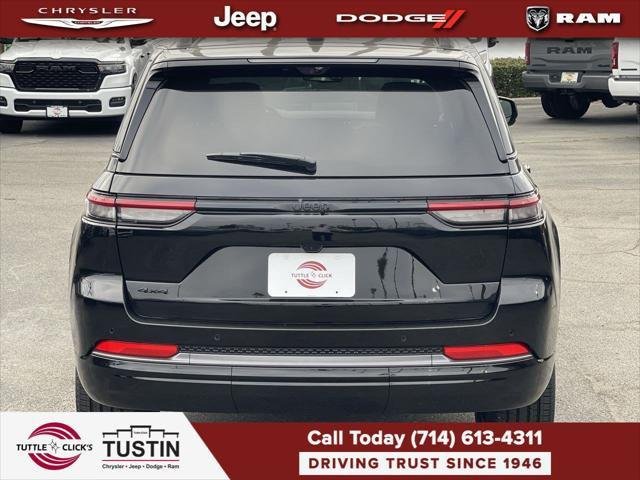 New 2026 Diamond Black Crystal Pearl-Coat Exterior Paint Jeep Limited image 5