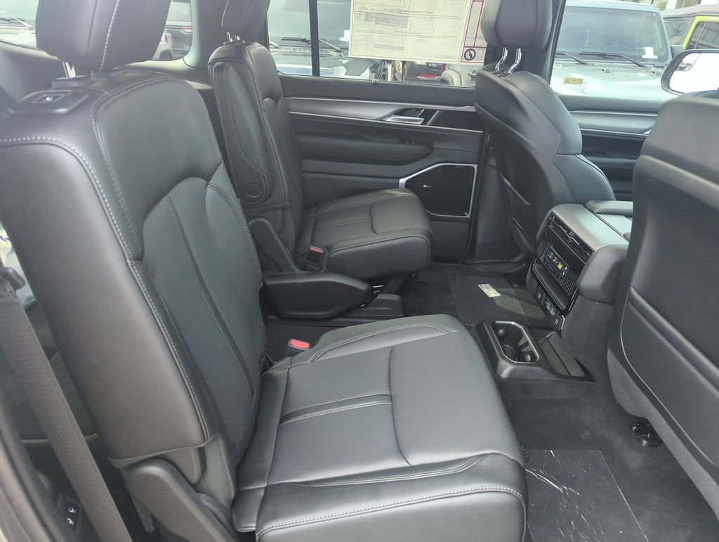 New 2026 Baltic-Gray Metallic Clear-Coat Exterior Paint Jeep Limited Reserve image 35