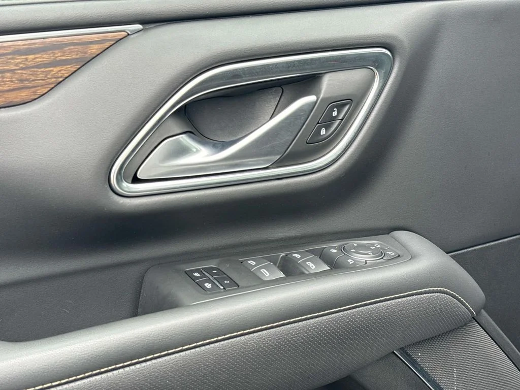 Used 2022 Iridescent Pearl Tricoat Chevrolet Premier image 30