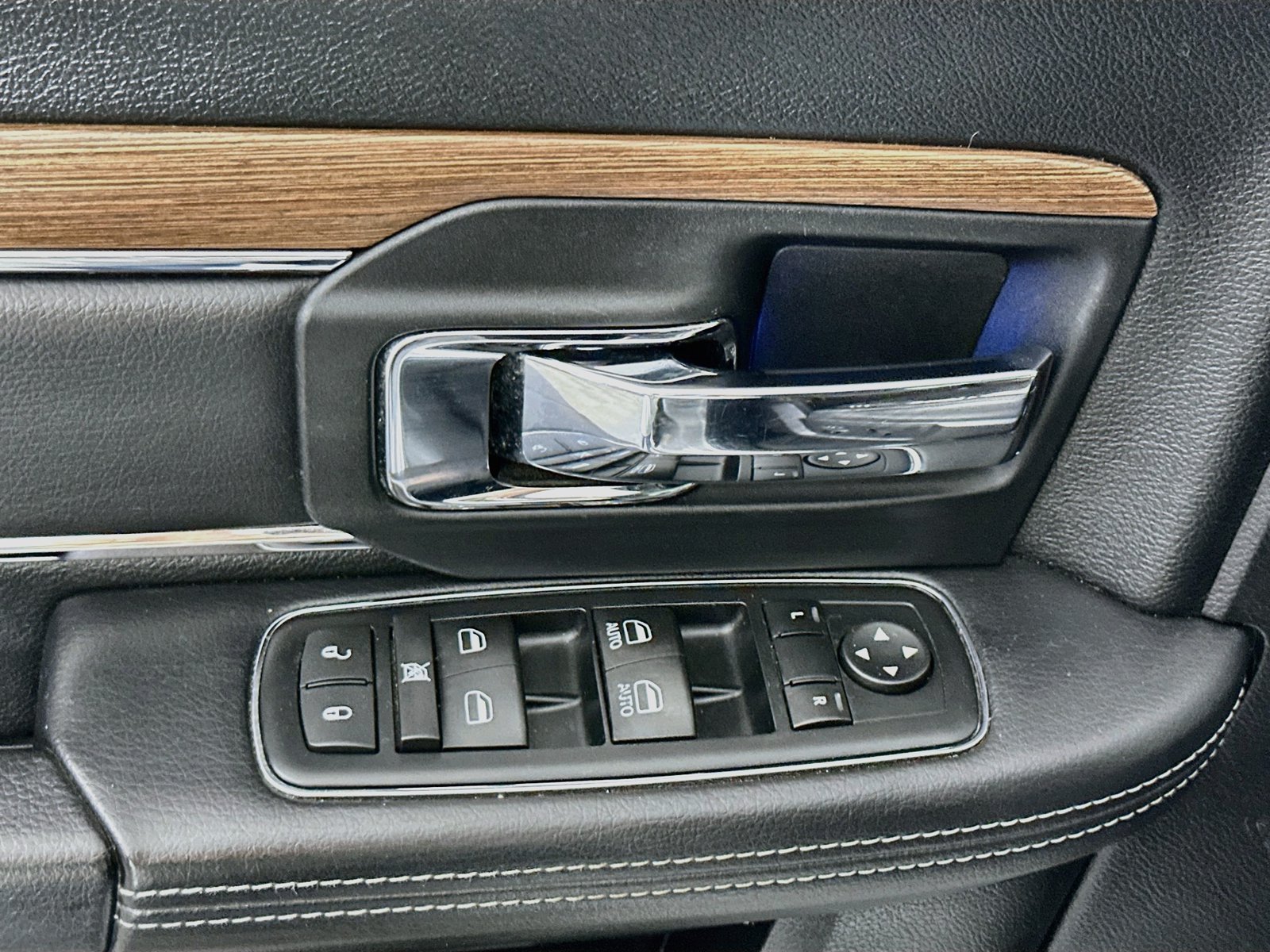 Used 2015 Bright Silver Clearcoat Metallic Ram Laramie image 19