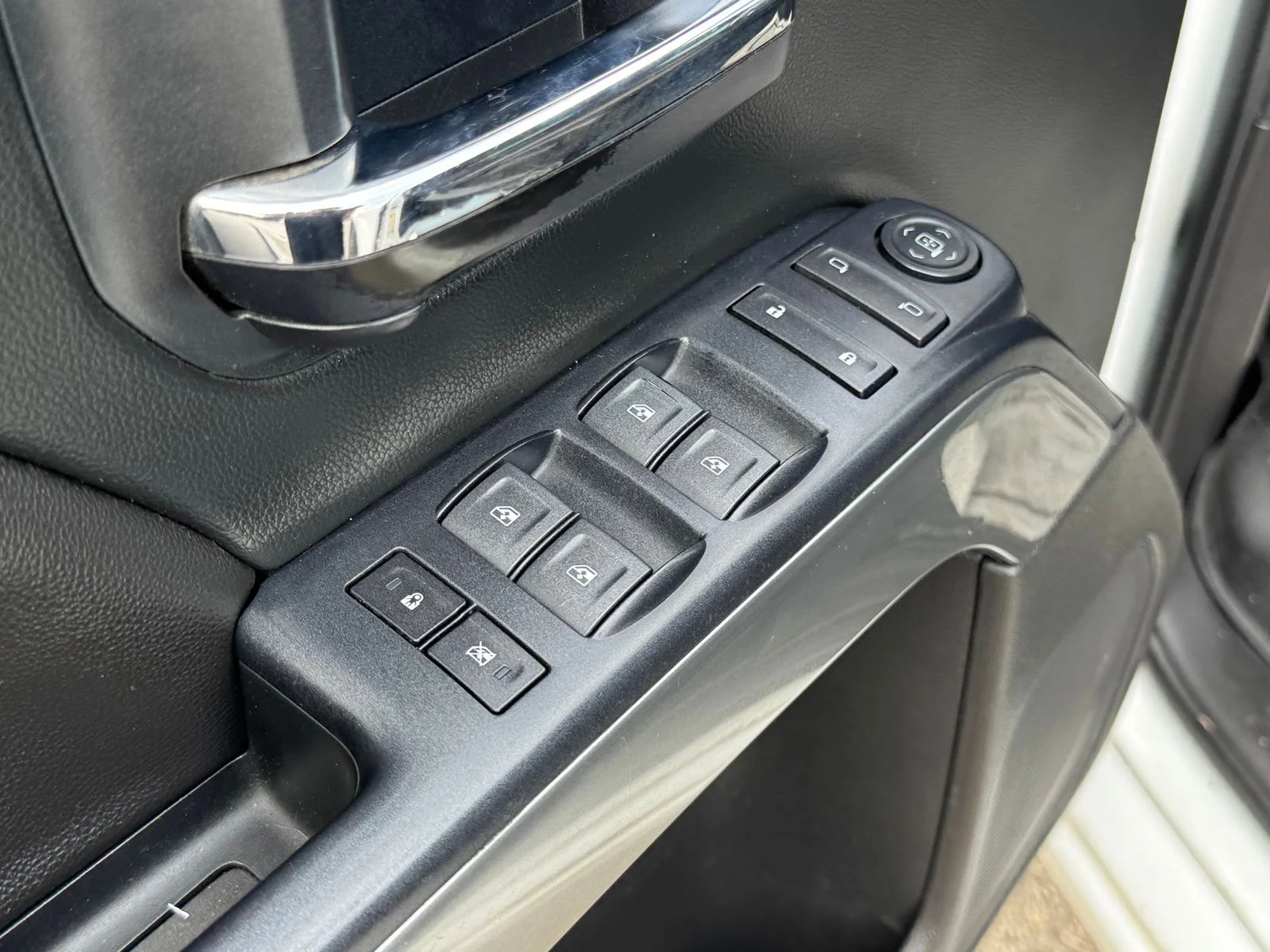 Used 2018 White Chevrolet LT image 12