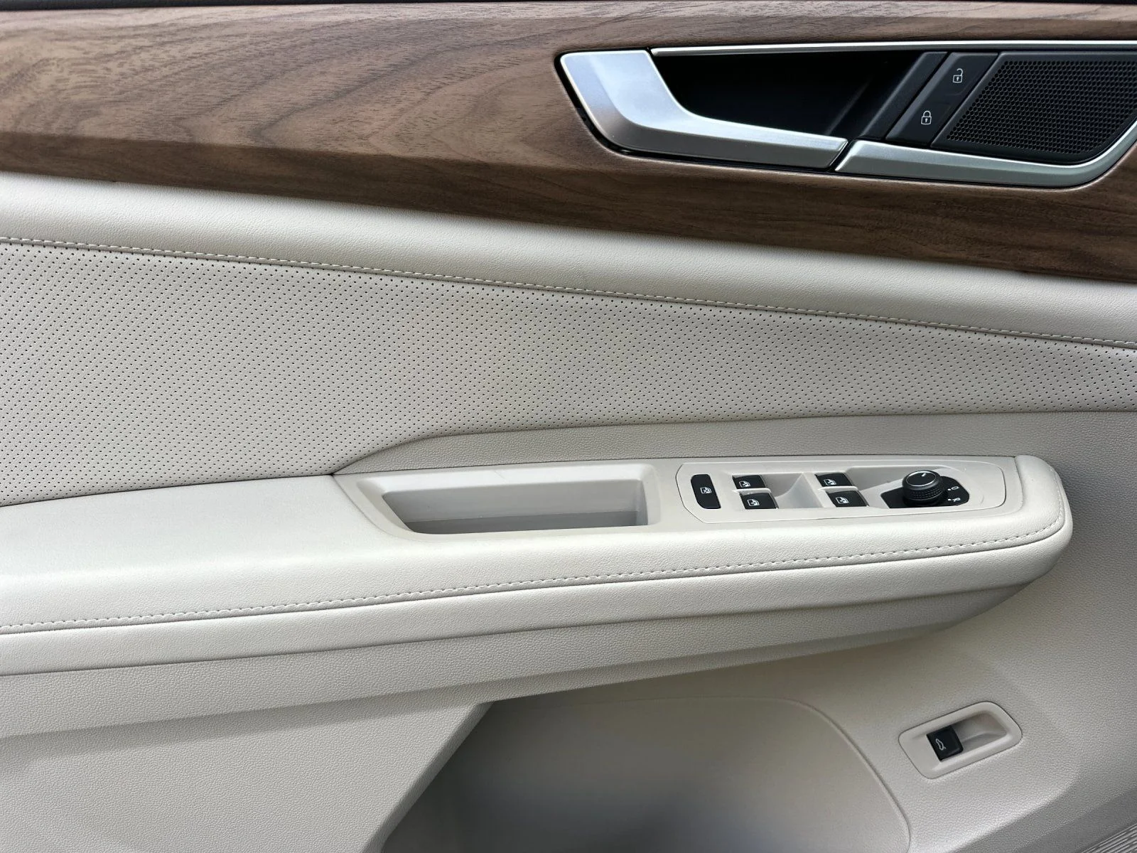 New 2026 Silver Volkswagen SE w/Technology image 10