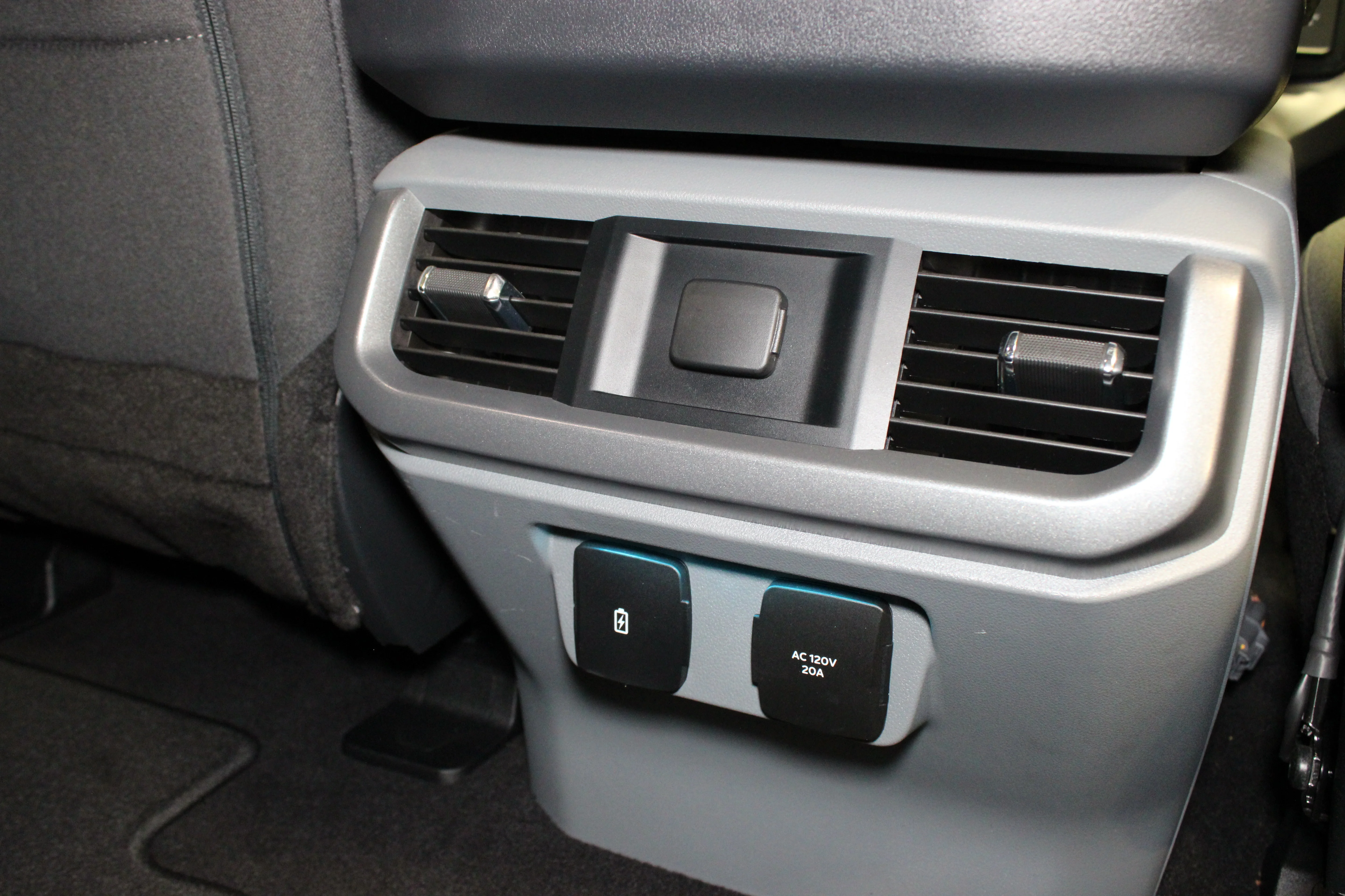 Used 2023 Oxford White Ford XLT image 18