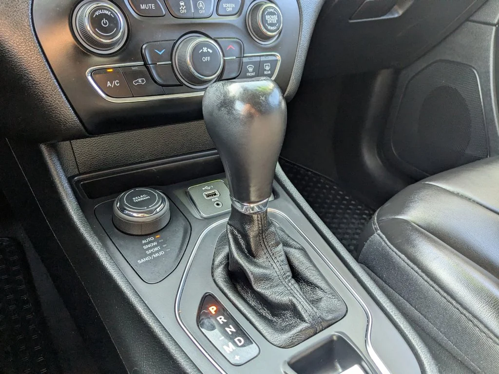 Used 2022 Bright White Clearcoat Jeep X image 18