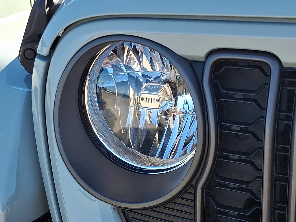 Used 2024  Jeep Sport S 4xe image 5