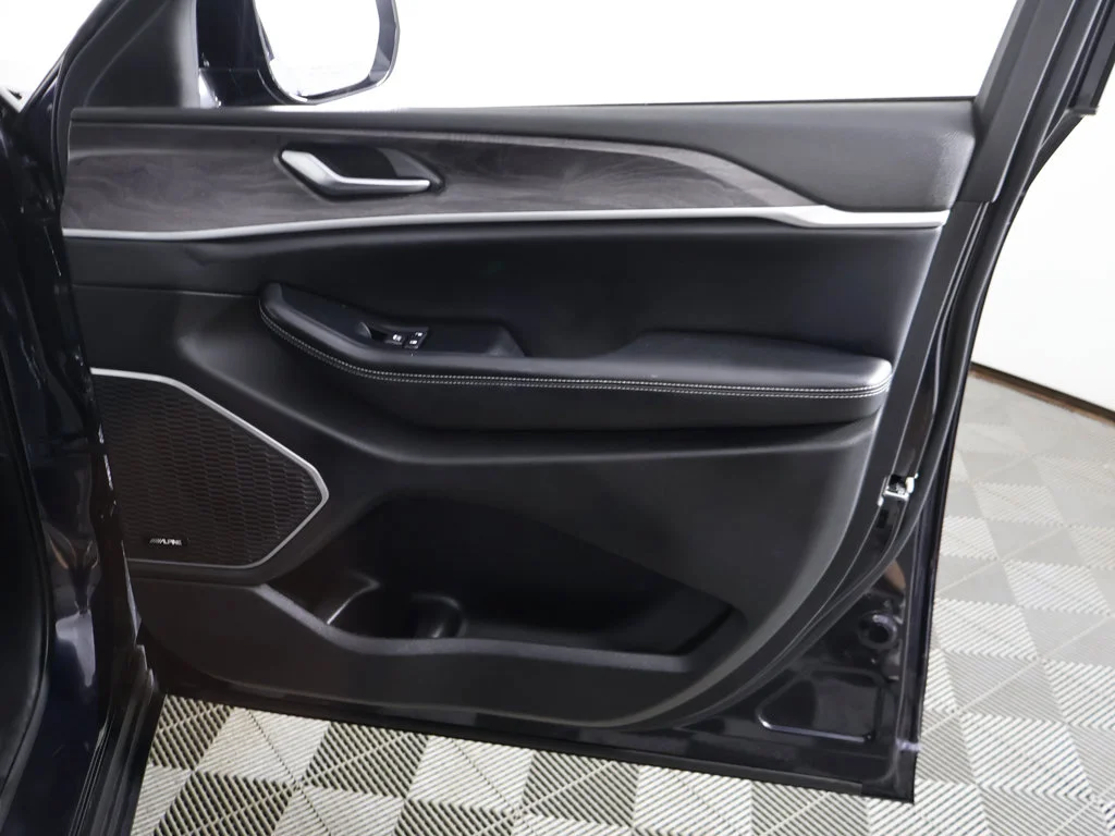 Used 2022 Midnight Jeep 4xe image 30