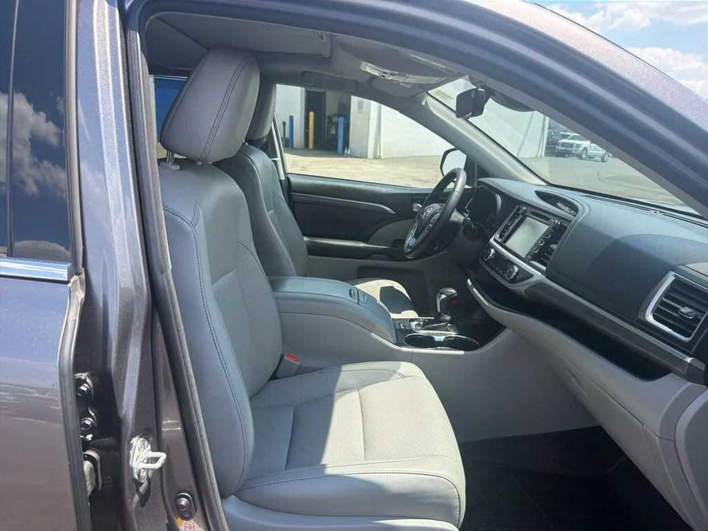Used 2018 Gray Toyota Limited image 36