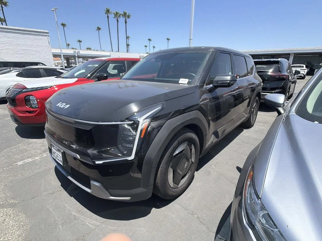 Used 2024 Aurora Black Pearl Kia Light Long Range image 2