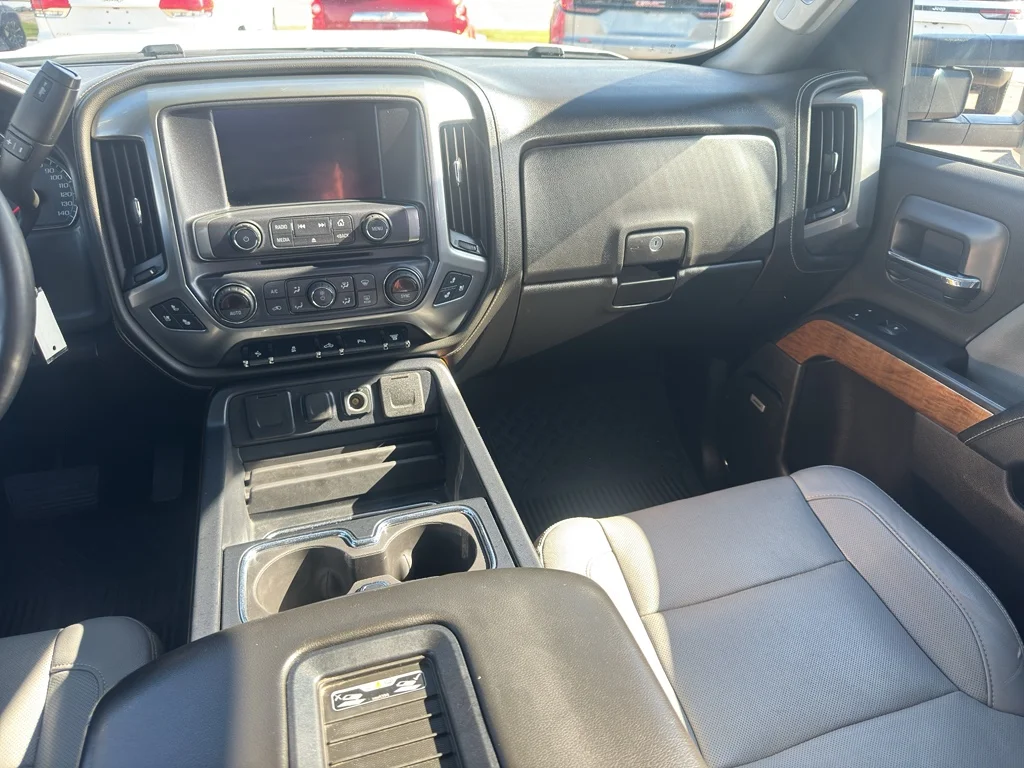 Used 2019 WHITE Chevrolet LTZ image 21