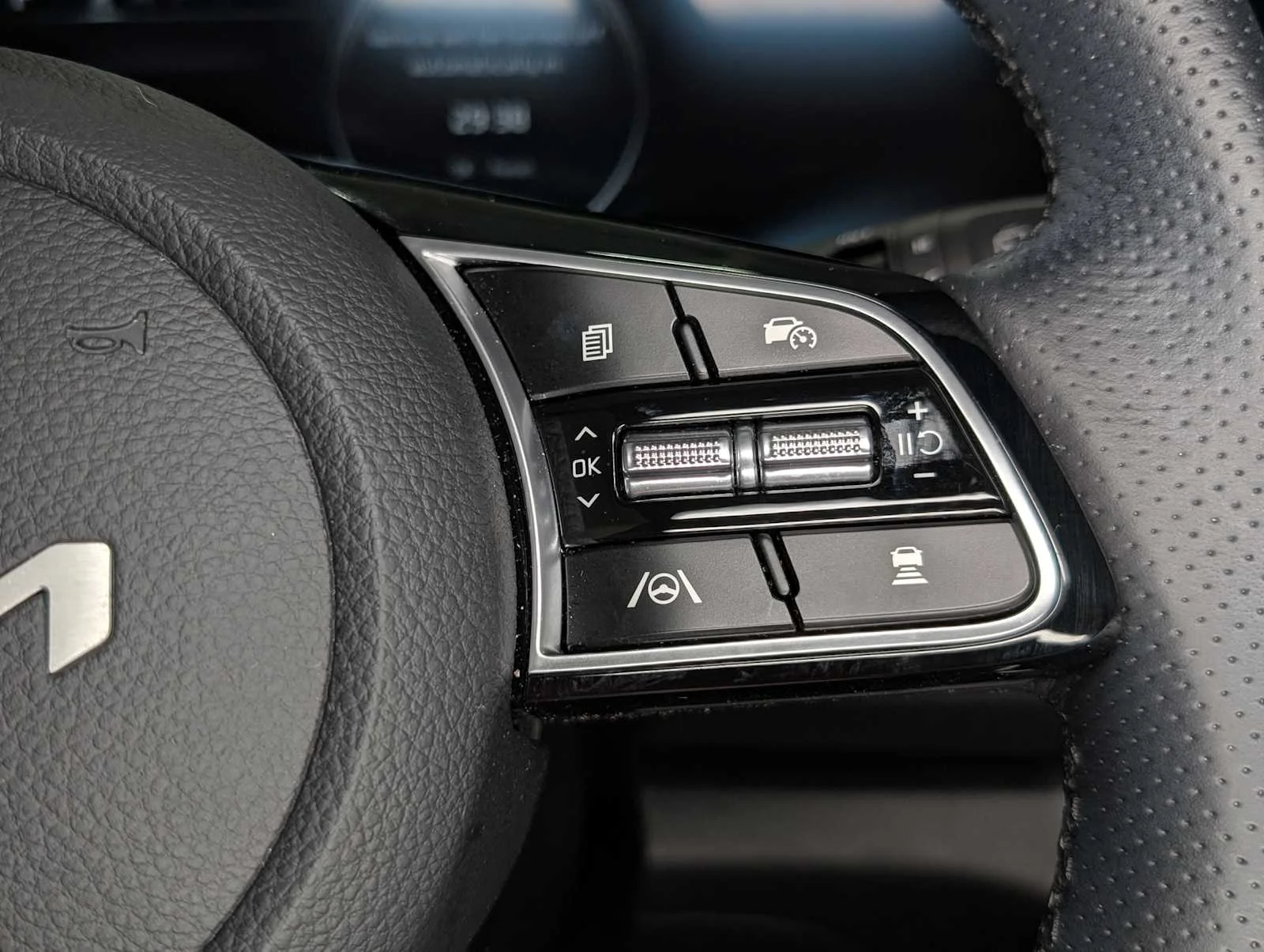 Used 2024 Snow White Pearl Kia SX image 38