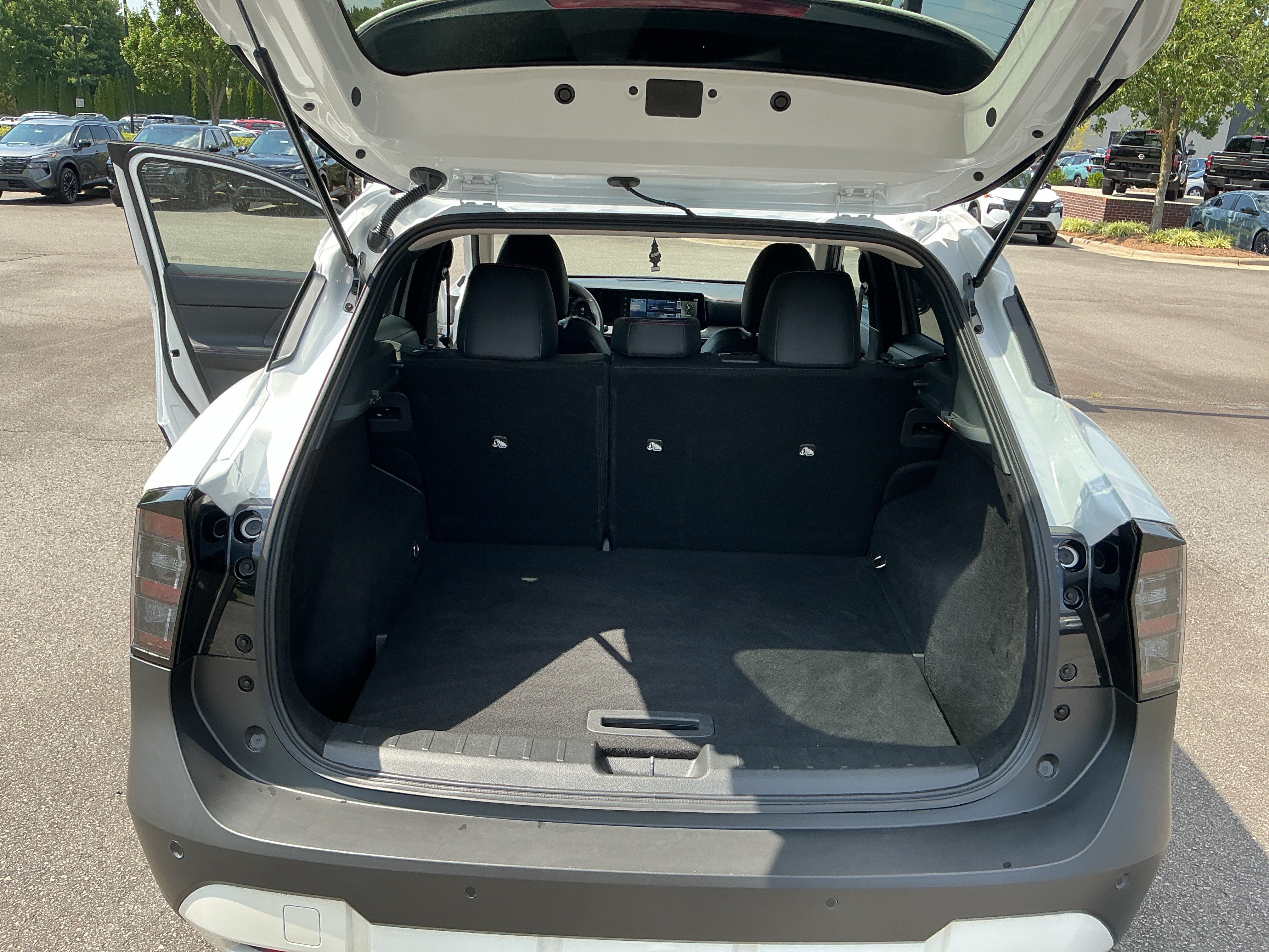 Used 2025 Aspen White Tricoat Nissan SR image 23