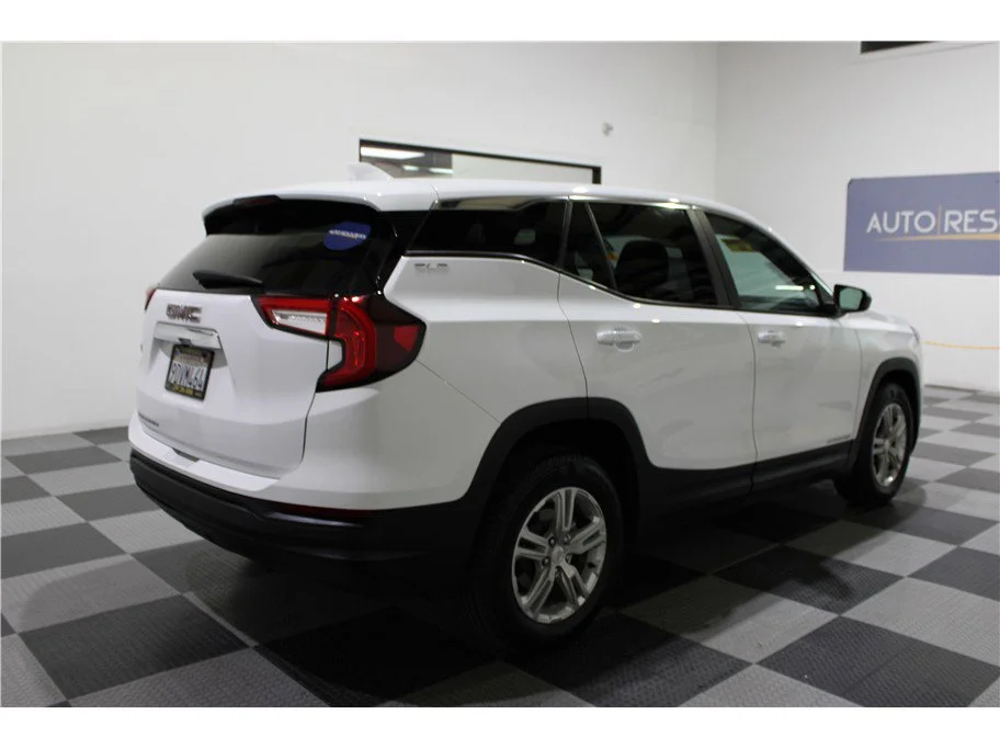 Used 2022 Summit White GMC SLE image 4