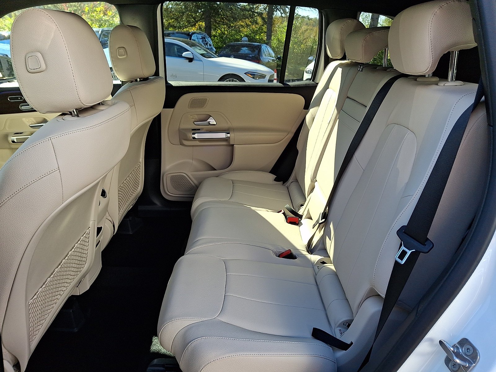 New 2026 Polar White Mercedes-Benz GLB 250 image 31