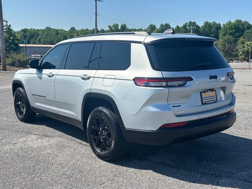 Used 2024 Silver Jeep Altitude image 24