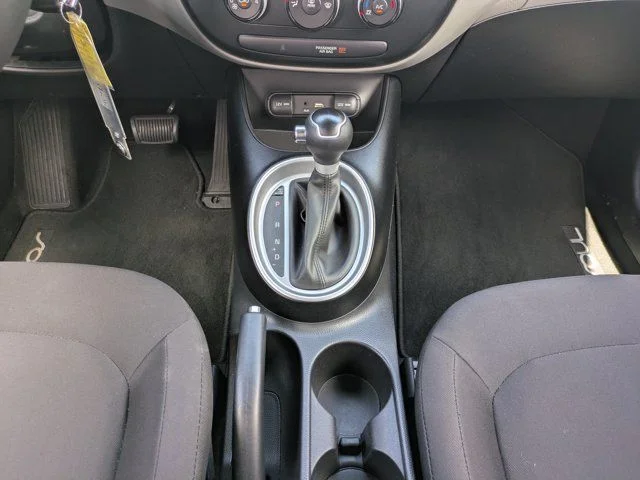 Used 2018 Clear White Kia Base image 18