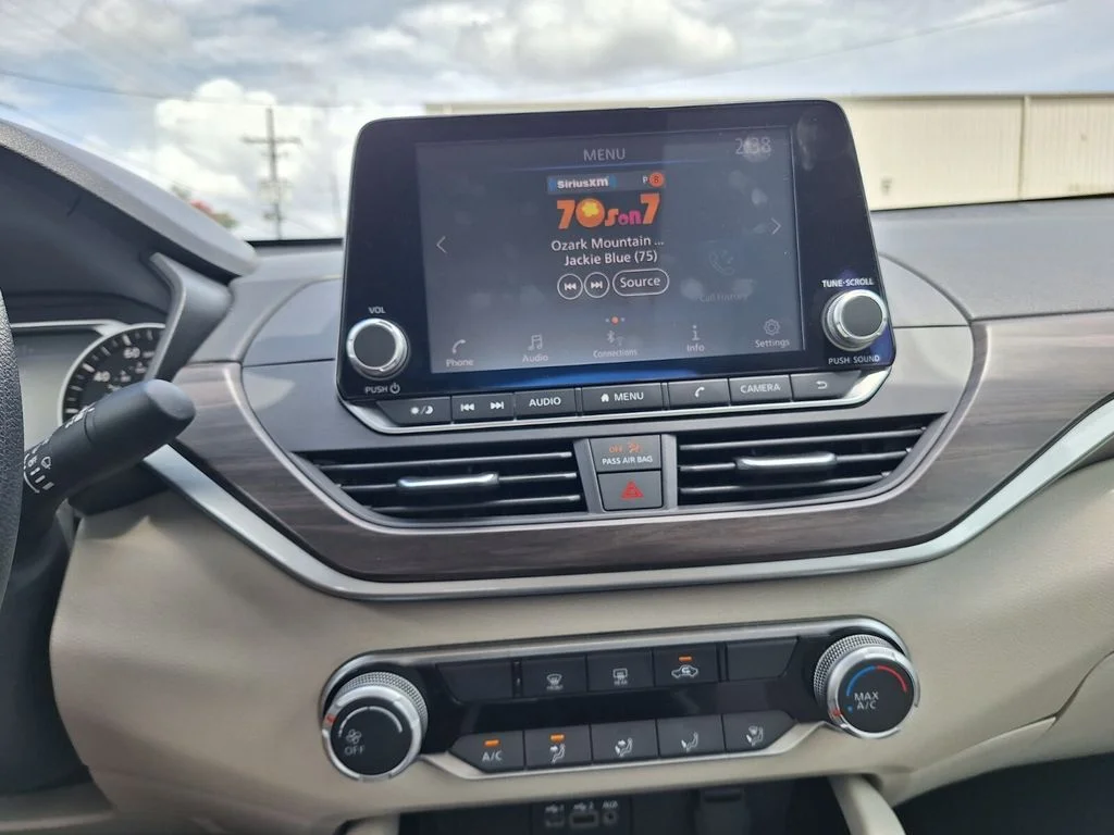 Used 2024 White Nissan 2.5 SV image 14