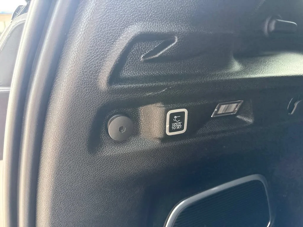 Used 2022  Jeep Limited image 33