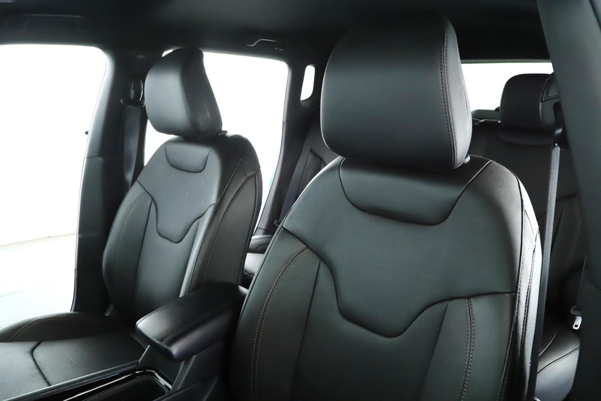 Used 2024 Hydro Blue Pearlcoat Jeep Limited 4x4 image 4