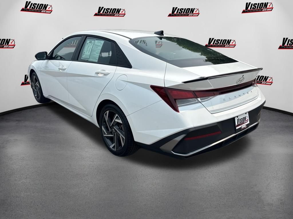 Used 2025 White Hyundai SEL Sport image 7