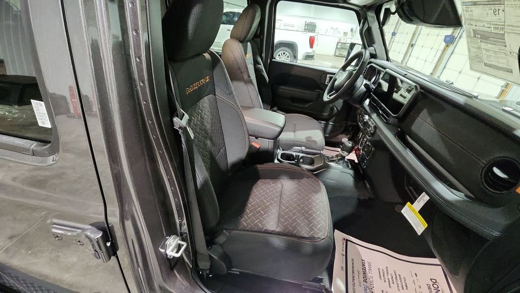 New 2026 Granite Crystal Metallic Clear-Coat Exterior Paint Jeep Mojave image 32