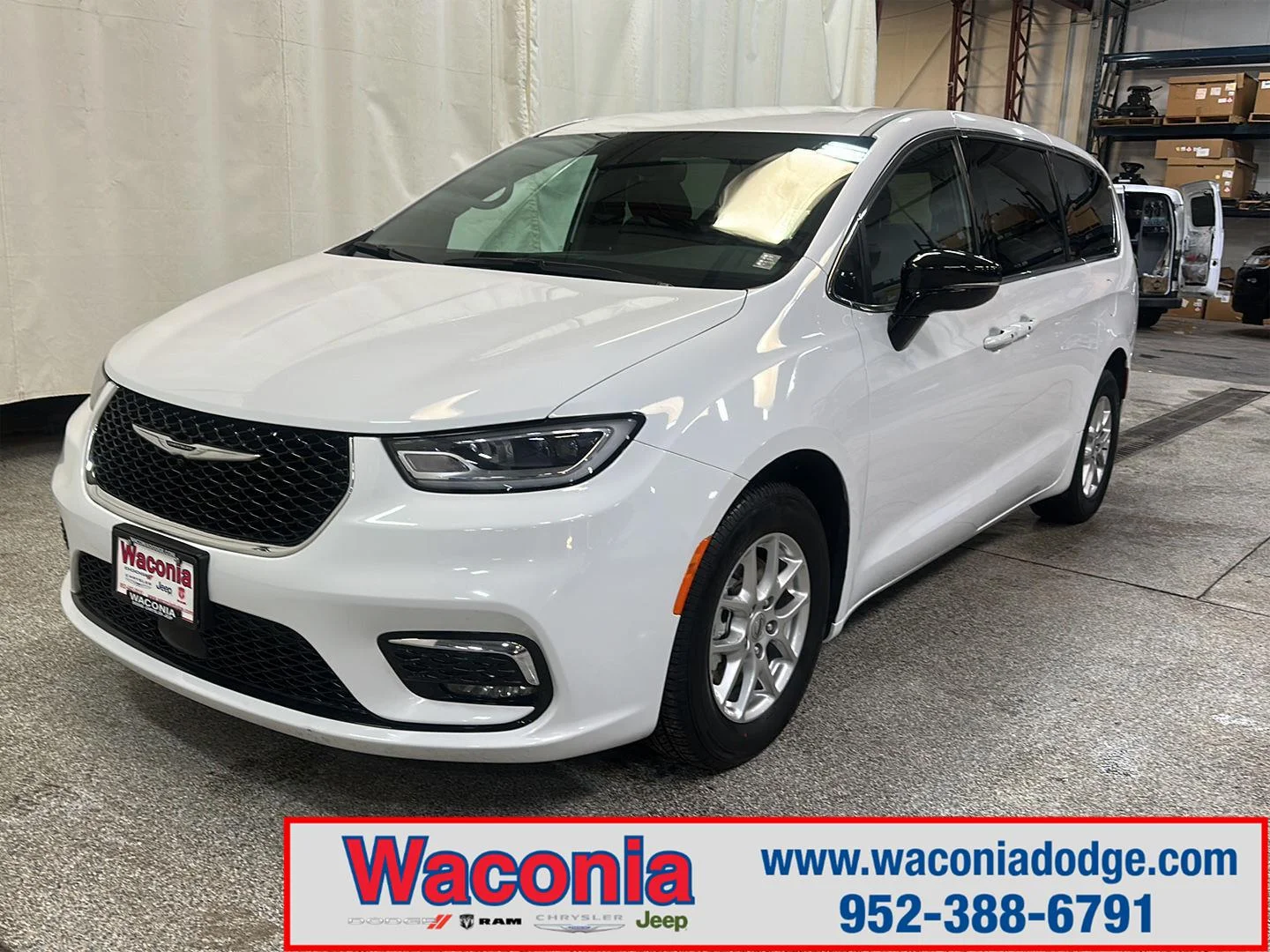 2025 Chrysler Pacifica Select's photo