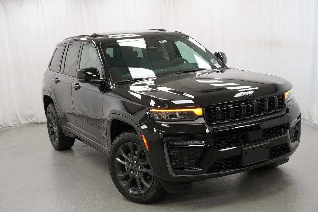 New 2026 Diamond Black Crystal Pearl-Coat Exterior Paint Jeep Limited Reserve image 11